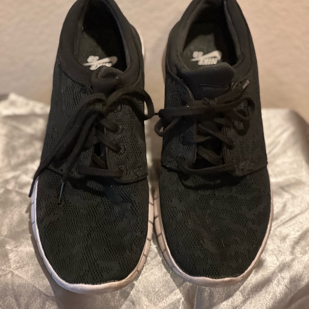 Nike Men's Black and White Sneakers